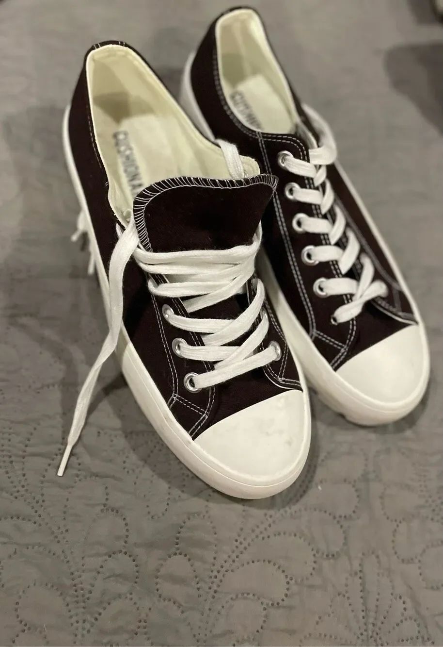 Cushionaire Black and White Tennis Shoes Women’s 9